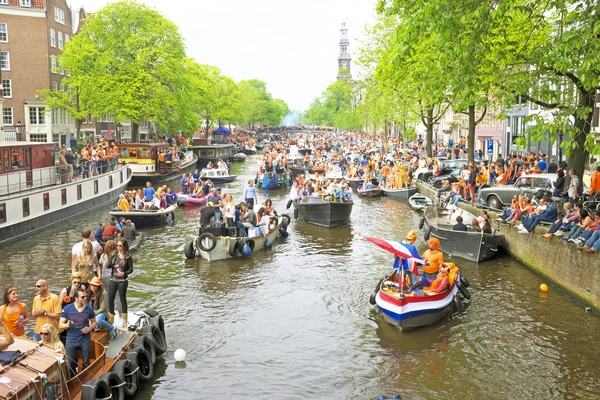 Amsterdamse grachten vol boten en mensen — Stockfoto