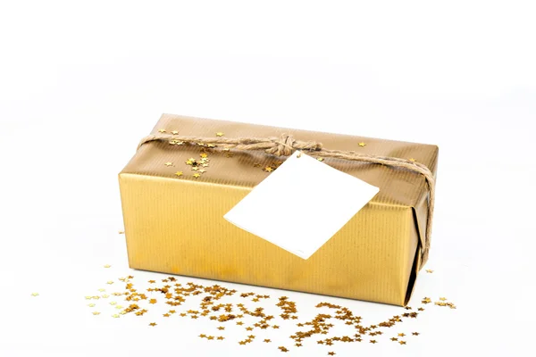 Golden gift box with blank card — Stock Photo, Image