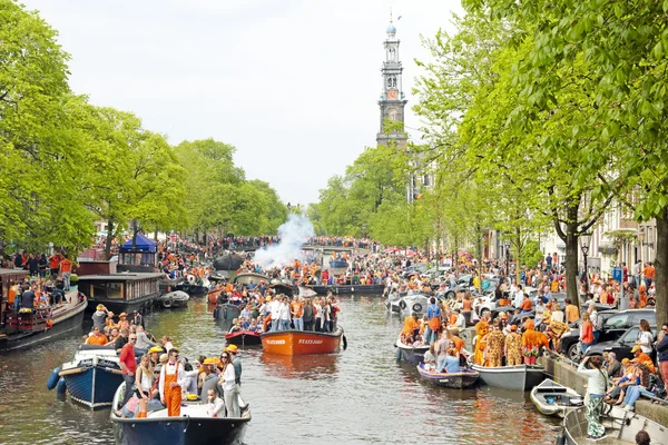Amsterdam kanallarında tekne ve insanlar dolu — Stok fotoğraf