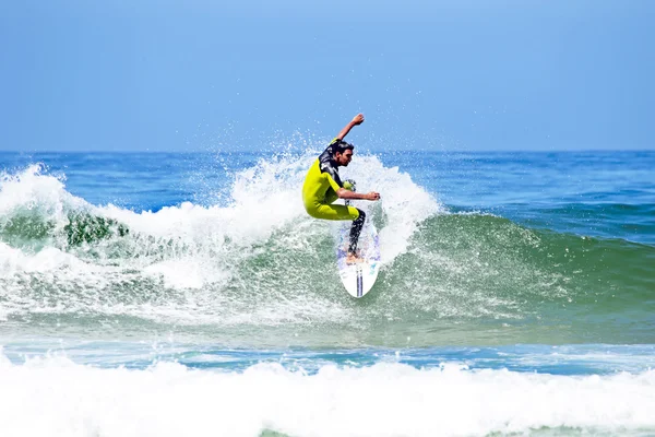 Surfista profesional surfeando una ola — Foto de Stock