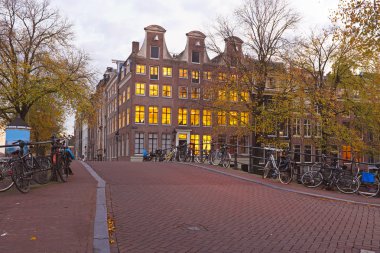 Hollanda Amsterdam evleri alacakaranlıkta