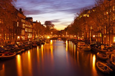 alacakaranlıkta Hollanda Amsterdam şehir manzaralı
