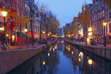 Kırmızı Fener Sokağı gece Hollanda'nın amsterdam