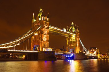 Gece tarafından İngiltere'de Londra Köprüsü