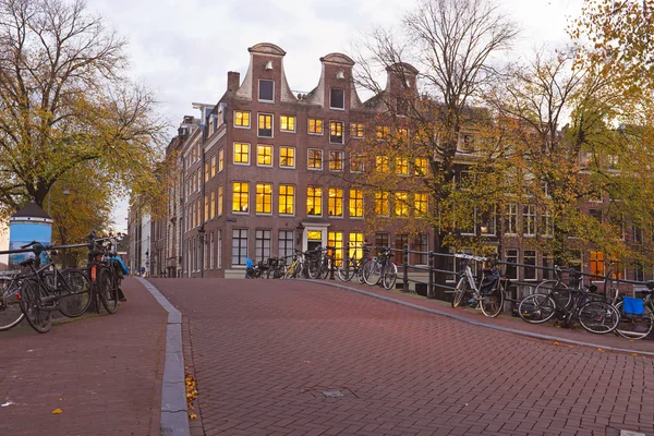Amsterdam domy w zmierzchu w Holandii — Zdjęcie stockowe