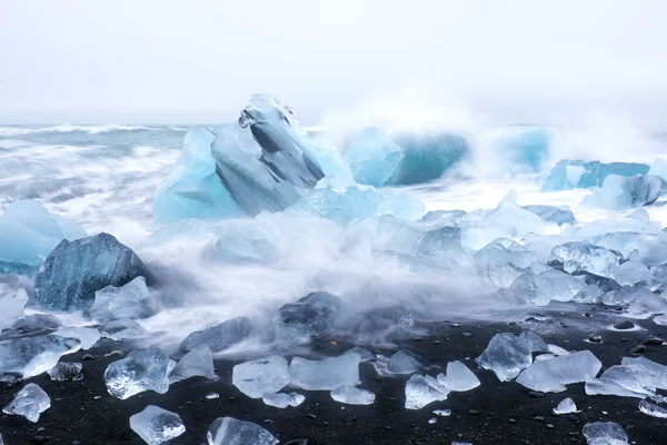 Rochers de glace sur une plage de sable noir en Islande — Photo