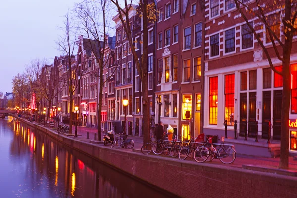 Barrio rojo en Amsterdam los Países Bajos por la noche —  Fotos de Stock