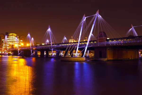 Moderne brug in Londen Uk bij nacht — Stockfoto