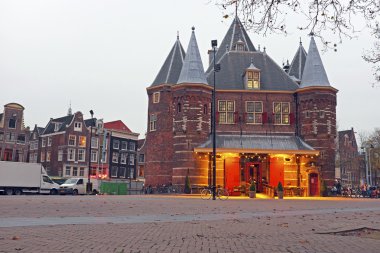 De Waag Amsterdam'da Hollanda gece karanlığında oluşturmak.
