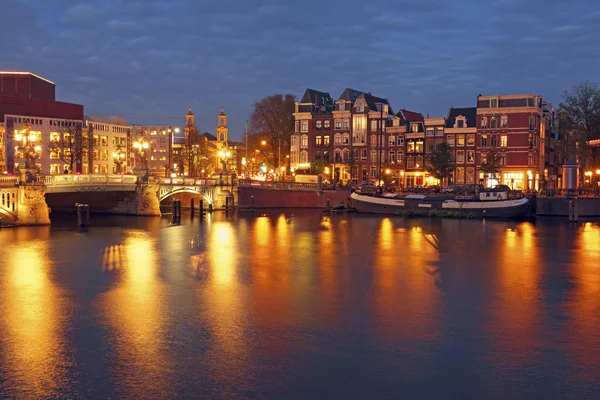 Ciudad escénica de Amsterdam en los Países Bajos por la noche —  Fotos de Stock