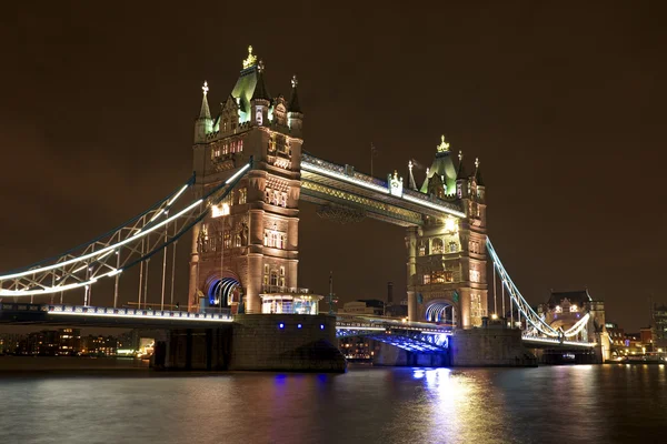 Tower bridge London Egyesült Királyságban éjjel — Stock Fotó