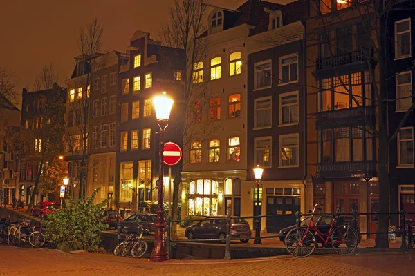 Medieval houses in Amsterdam at night in the Netherlands — Stock Photo, Image