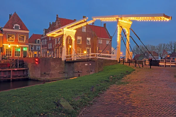 Medeltida bron och hus i byn Enkhuizen The Netherla — Stockfoto