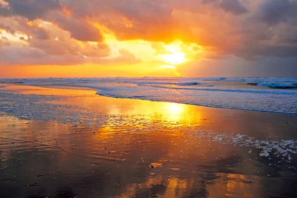 Bel tramonto sulla costa nord del mare nei Paesi Bassi — Foto Stock