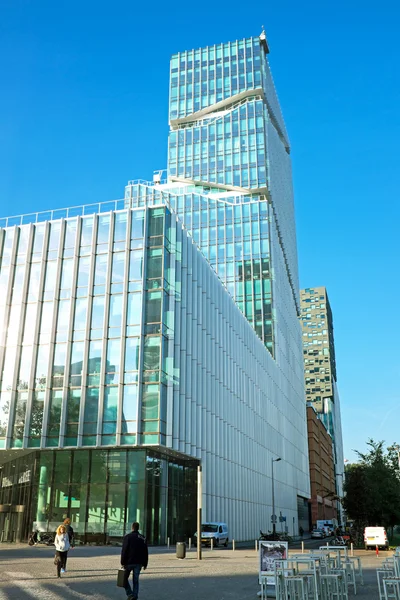 Edifício de vidro moderno em centro de negócios em Amsterdã Holanda — Fotografia de Stock