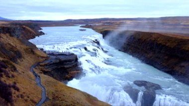 İzlanda 'da Gullfoss şelalesi