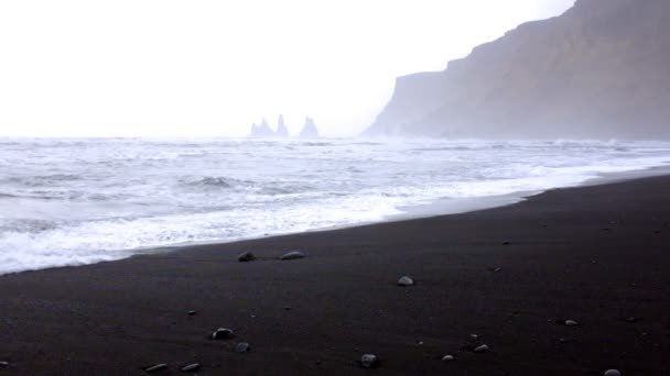 Praia de areia preta na Islândia — Vídeo de Stock