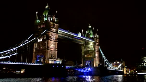 Towerbridge στο Λονδίνο τη νύχτα — Αρχείο Βίντεο