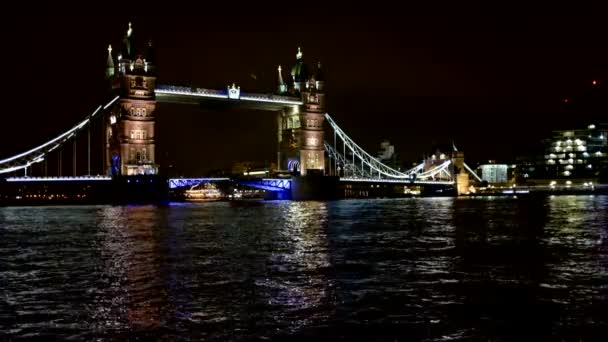 Towerbridge в Лондоні вночі — стокове відео