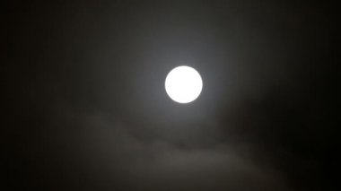 Supermoon ve bulutlar