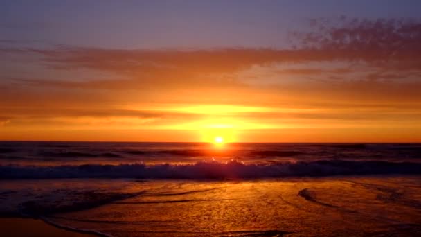 Hermosa puesta de sol en el océano — Vídeos de Stock