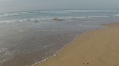 Sessiz okyanus dalgaları