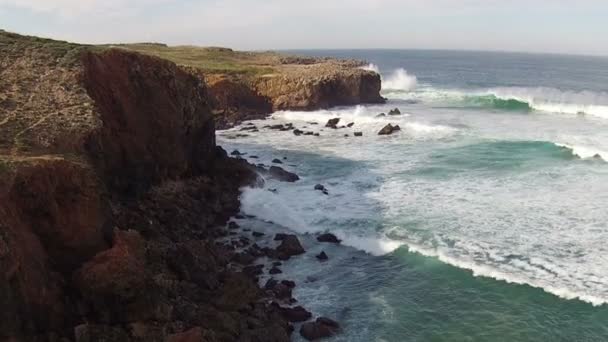 Ondas quebram sobre rochas — Vídeo de Stock