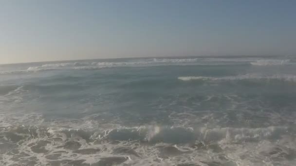 Тихие океанские волны — стоковое видео