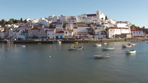 Vista del río y los edificios — Vídeo de stock