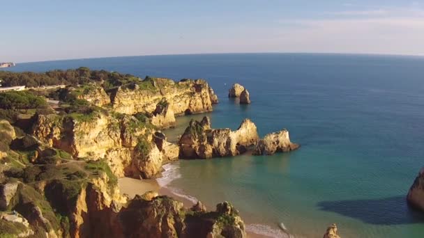 Luchtfoto van Praia Tres Irmaos in de Algarve Portugal — Stockvideo