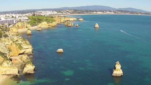 Rochas naturais na costa sul perto de Lagos em Portugal — Vídeo de Stock
