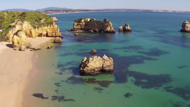 Rocas naturales en la costa sur cerca de Lagos en Portugal — Vídeo de stock