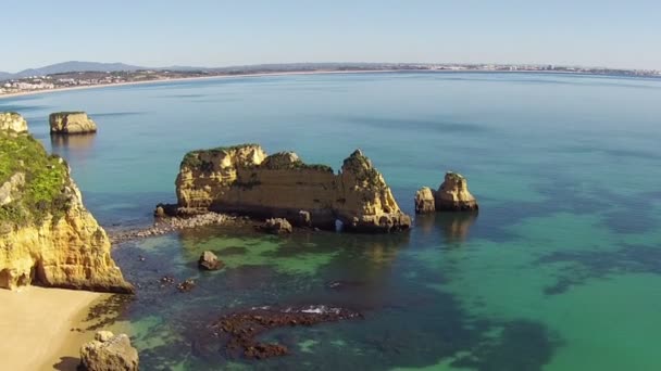 Rochers naturels sur la côte sud près de Lagos au Portugal 