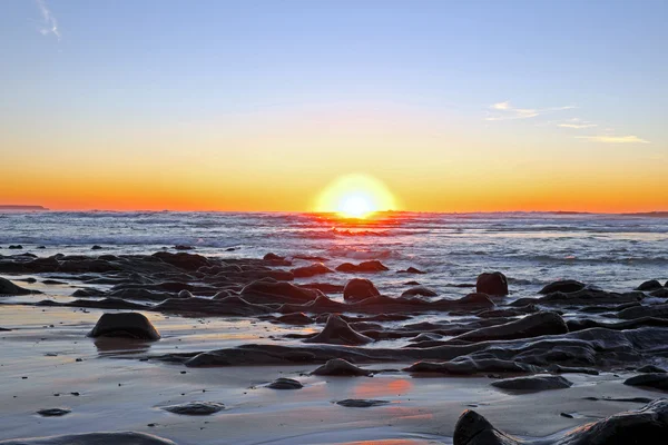 Zachód słońca na plaży Praia Vale Figueiras — Zdjęcie stockowe