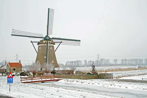 Molino de viento histórico en el campo — Foto de Stock