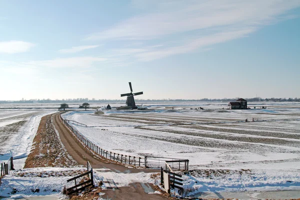 Moulin à vent traditionnel à la campagne — Photo