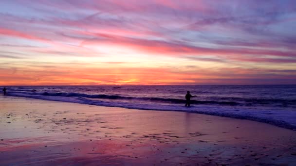 Fisher muž rybolov v Atlantském oceánu při západu slunce — Stock video
