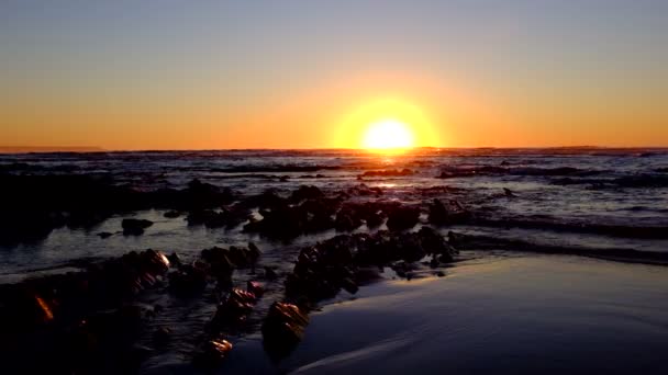 Natuurlijke rotsen aan de Atlantische Oceaan bij zonsondergang in Portugal — Stockvideo