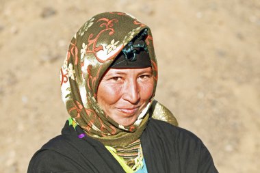 Afrikalı kadın gülümsüyor