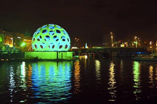 Opera d'arte leggera di notte durante il festival Amsterdam Light — Foto Stock