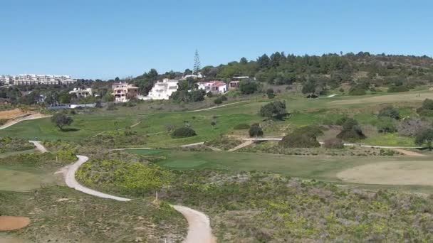 Luchtfoto van een golfbaan — Stockvideo