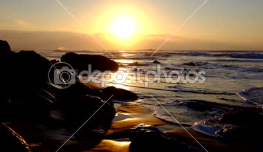 Doğal taş ve gün batımında okyanusta Portekiz