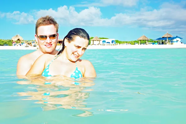 Young couple at caribbean sea — Stock Photo, Image