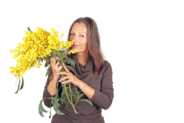 Beautiful woman with blossoming mimosa — Stock Photo, Image