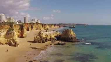 Praia da Rocha 'dan Algarve Portekiz' deki Portimao yakınlarında bir hava aracı.