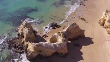 Praia da Rocha 'dan Algarve Portekiz' deki Portimao yakınlarında bir hava aracı.