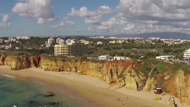 Luftaufnahme von Praia da Rocha in der Nähe von Portimao an der Algarve Portugal — Stockvideo