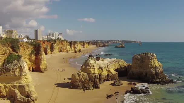 Luftaufnahme von Praia da Rocha in der Nähe von Portimao an der Algarve Portugal — Stockvideo