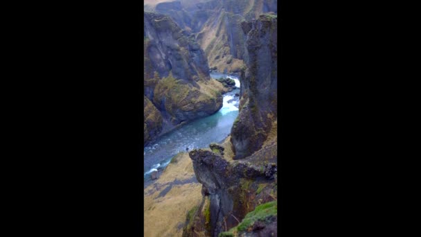 Wasserfall in der Landschaft von Island — Stockvideo