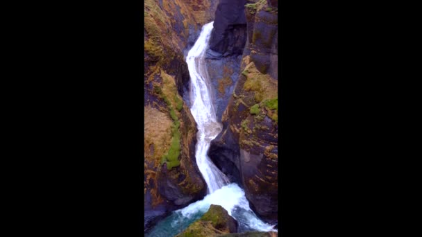 Cascada en el campo desde Islandia — Vídeo de stock